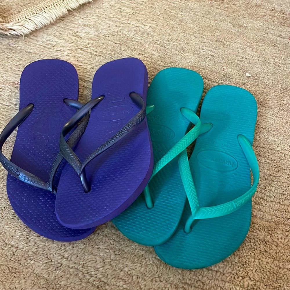 2 sets of Havana’s flip flops! Super cute! A bit worn but a lot of life left!